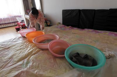 桦甸楼上漏水，住户失联，小区没物管，业主维权难！律师来支招……
